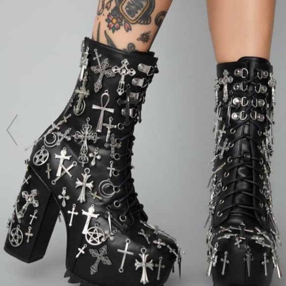 ISO Dollskill / Widow Idol worship boots!! (Desperate in search of)
